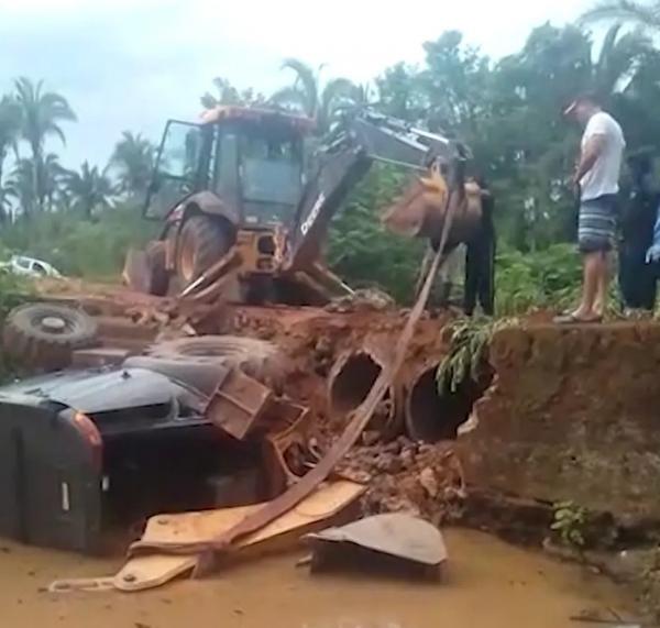  Comunidade fica isolada após passagem molhada ceder com força da água em Altos, no Piauí.(Imagem: Reprodução )