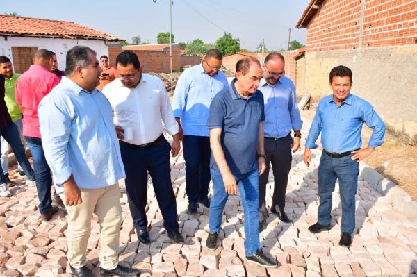 Vereadores acompanham prefeito Antônio Reis em visita a obras de calçamento (Imagem:CMF)