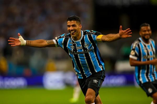 Suarez comemora gol do Gremio contra o Vasco.(Imagem:Silvio Avila/AFP)