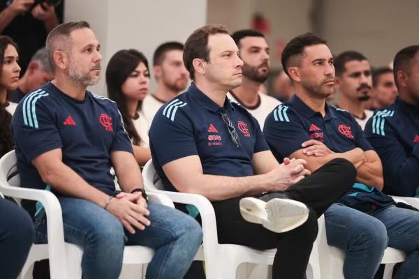 Bruno Pivetti, t&eacute;cnico do sub-20 do Flamengo, na reuni&atilde;o da base.(Imagem:Gilvan de Souza / Flamengo)