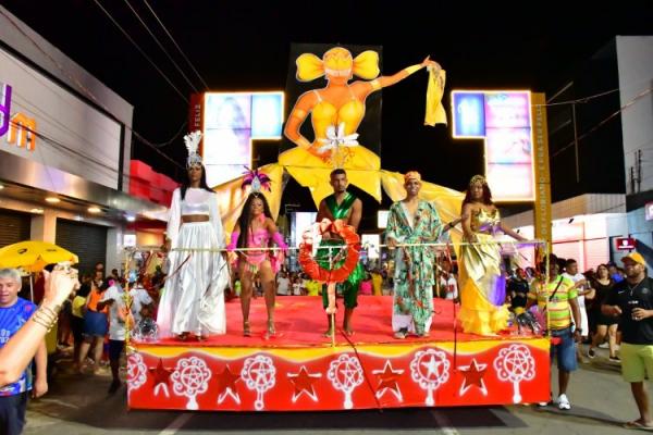 Desfile de escolas de samba e shows na beira-rio marcam o último dia do Carnaval de Floriano.(Imagem:Secom )