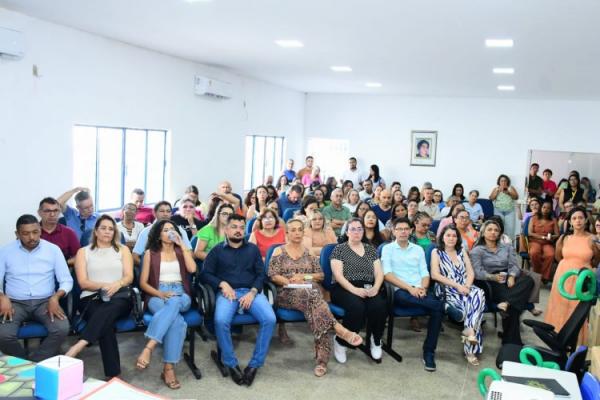 Educa&ccedil;&atilde;o de Floriano apresenta novo fardamento escolar e assina contrato com empresa que vai confeccionar os uniformes(Imagem:Secom)