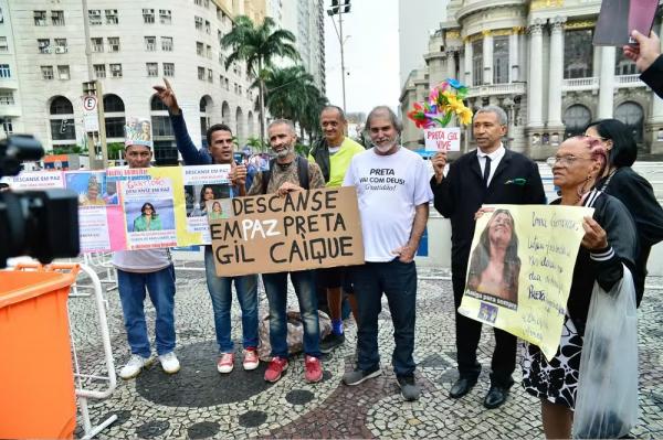 Fãs levam cartazes em velório de Preta Gil no Theatro Municipal do Rio.(Imagem:Eduardo Martins / Brazil News)