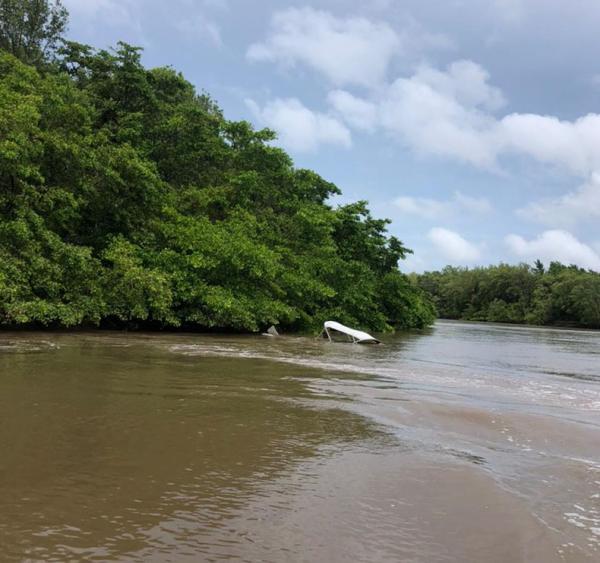 Os ocupantes de uma lancha que fazia um passeio pelo Delta do Parnaíba, no litoral do Piauí, vivenciaram momentos de angústia na noite deste sábado (01) após a embarcação bater em(Imagem:Reprodução)