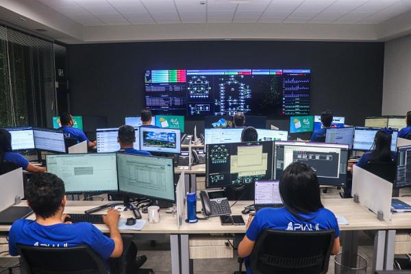 Equipado com sistemas e softwares especializados, este espaço permite o acompanhamento contínuo do ambiente de TI, interligado à rede da Piauí Conectado.(Imagem:Divulgação)