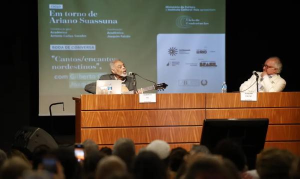 Os acadêmicos Gilberto Gil e Joaquim Falcão na conferência.(Imagem:FERNANDO FRAZÃO/AGÊNCIA BRASIL)