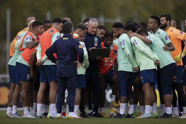 Tite orientando jogadores da Seleção.(Imagem:Lucas Figueiredo/CBF)