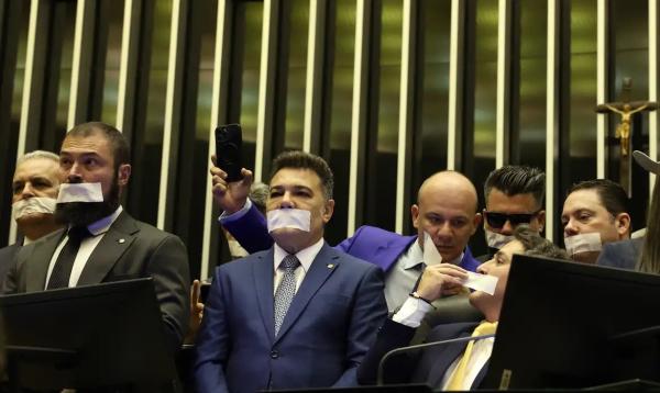 Parlamentares da oposição ocupam o Congresso e impedem início dos trabalhos. (Imagem:José Cruz/Agência Brasil)