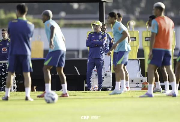 Ancelotti observa a atividade no campo do primeiro dia de treino da seleção.(Imagem:Rafael Ribeiro/CBF)