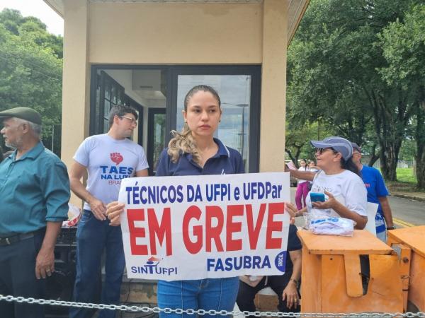 Vanessa Castelo Branco, coordenadora de greve do Sintufpi.(Imagem:Isadora Cavalcante)