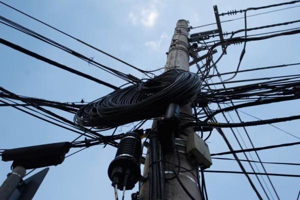 Postes com fios enrolado.(Imagem:Gabriela Biló/Estadão Conteúdo)