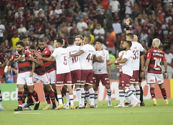  Jogadores de Flamengo e Fluminense discutem no campo.(Imagem:André Durão )
