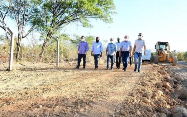 Prefeito Joel visitando as obras do aeroporto.(Imagem:SECOM)