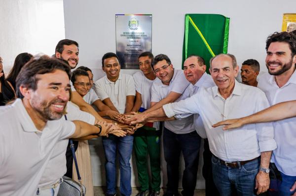 Rafael inaugura reforma de escola, autoriza melhoria no cais e entrega títulos de imóveis em Floriano(Imagem:Gabriel Paulino)