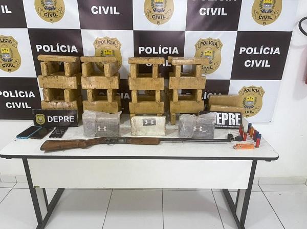 Polícia aborda ônibus, prende dois homens e apreende mais de 45 tabletes de drogas em Teresina.(Imagem:Reprodução/DEPRE)