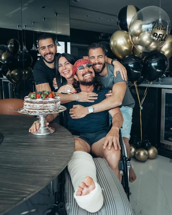 Bell Marques comemora seu aniversário com a mulher, Ana Marques, e os filhos, Pipo e Rafa Marques.(Imagem:Reprodução/Instagram)