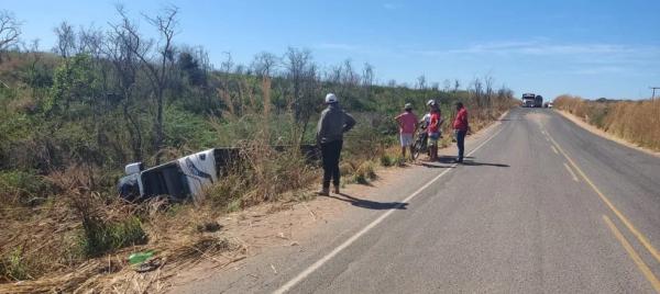 Homem morre após ônibus de turismo com destino a Brasília.I; seis pessoas ficaram feridas ? Foto:(Imagem:Stephanie Pacheco/TV Clube)