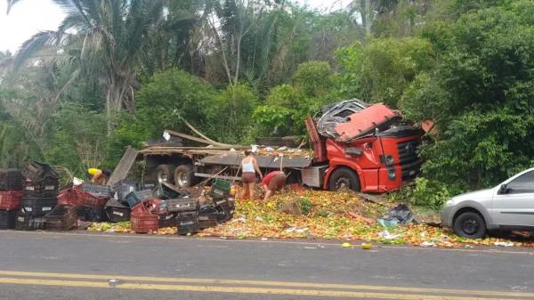 Caminh&atilde;o carregado de alimentos tomba na BR-316, no Piau&iacute;; motorista fica ferido.(Imagem:Reprodu&ccedil;&atilde;o)