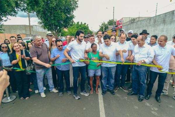 Rafael Fonteles entrega pavimenta&ccedil;&atilde;o asf&aacute;ltica de mais de 40 ruas em Floriano, a maior da hist&oacute;ria da cidade.(Imagem:Jo&atilde;o Allbert)