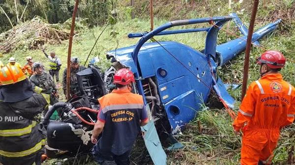 Bombeiros e Defesa Civil chegam ao local da queda do helicóptero em Caieiras, na Grande São Paulo. (Imagem:Divulgação/Bombeiros/Defesa Civil)