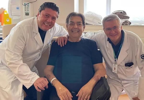 O apresentador Faustão (ao centro) entre os médicos Fábio Gaiotto (à esquerda) e Fernando Bacal.(Imagem:Reprodução/Instagram)
