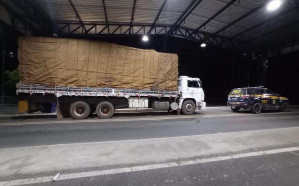 Caminhão que transportava a carga ilegal.(Imagem:PRF)