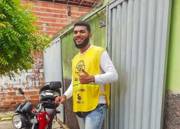 Flagrante de suposta traição motiva mototaxista a inovar na divulgação no Piauí.(Imagem:Reprodução/Redes Sociais)