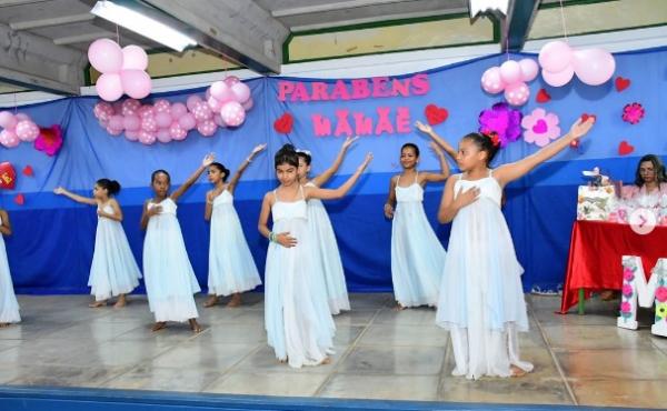 Prefeitura de Floriano realiza homenagem emocionante às mães nas escolas municipais.(Imagem:Reprodução/Instagram)