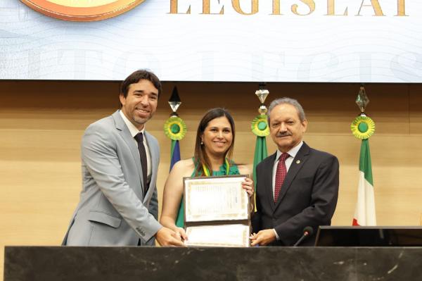 Mérito Legislativo: Marina Bucar recebe medalha Dirceu Arcoverde(Imagem:Alepi)