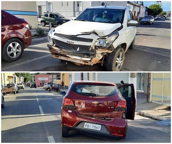 Colisão aconteceu na Rua Fernando Drumond, na manhã desta sexta-feira(29).(Imagem:Divulgação)