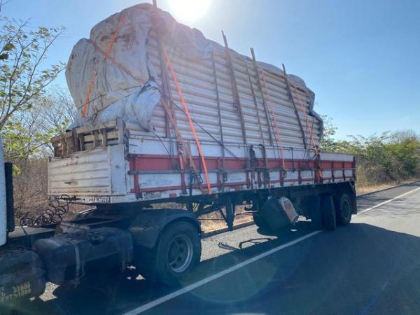 Carreta com a qual o carro colidiu na BR-230, em Oeiras, Sul do Piauí.(Imagem:Divulgação/PRF)