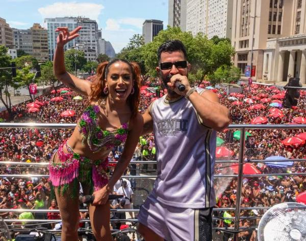 Anitta e Dennis DJ em bloco.(Imagem:Webert Belicio/ Agnews)