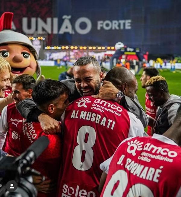 Artur Jorge comemora título com jogadores (Imagem:Braga)