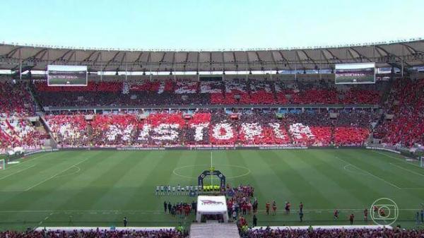 Fizeram história! No Maracanã, torcida do Flamengo homenageia Rodrigo Caio e Filipe Luís em suas despedidas(Imagem:Reprodução)