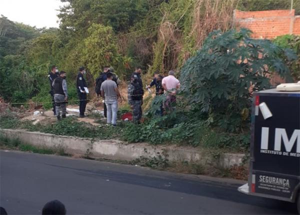 O corpo de uma mulher foi encontrado em um grotão dentro de um saco plástico no bairro Lourival Parente, na zona Sul de Teresina, no final da tarde desta segunda-feira (21). Ela ai(Imagem:Reprodução)