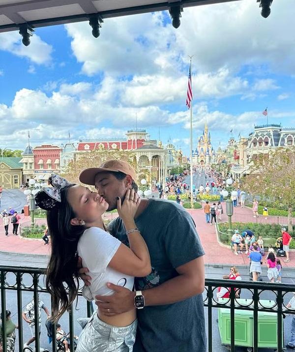 Larissa Manoela compartilha cliques com André Luiz Frambach na Disney(Imagem:Reprodução/Instagram)