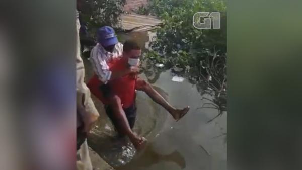 Idoso fica ilhado após chuva e é resgatado pelo Corpo de Bombeiros, em Teresina(Imagem:Reprodução)