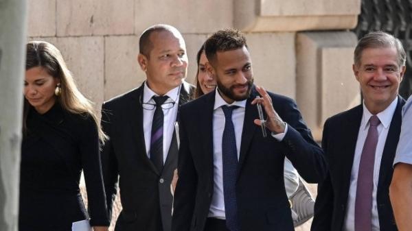 Neymar Jr. chega com seu pai no tribunal de Barcelona em 18 de outubro de 2022, no 2º dia de seu julgamento.(Imagem:JOSEP LAGO / AFP)