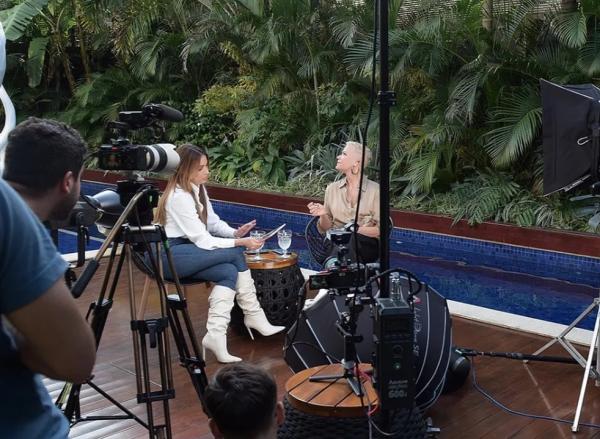 Xuxa com Patrícia Poeta em sua casa, no Rio.(Imagem:@bladmeneghel)