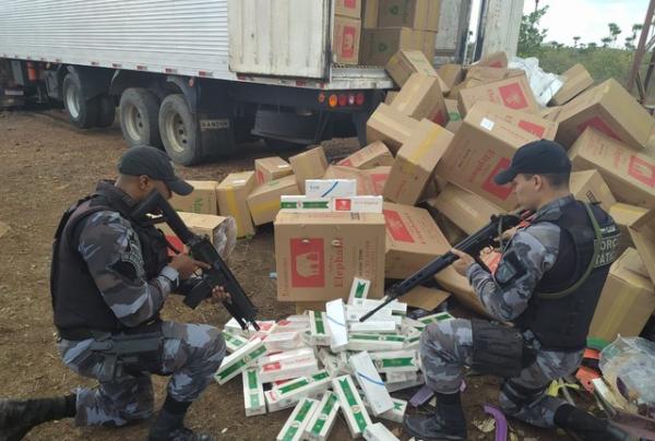 PM encontra caixas de cigarros contrabandeados em galpão e caminhões, em Batalha.(Imagem:Polícia Militar)