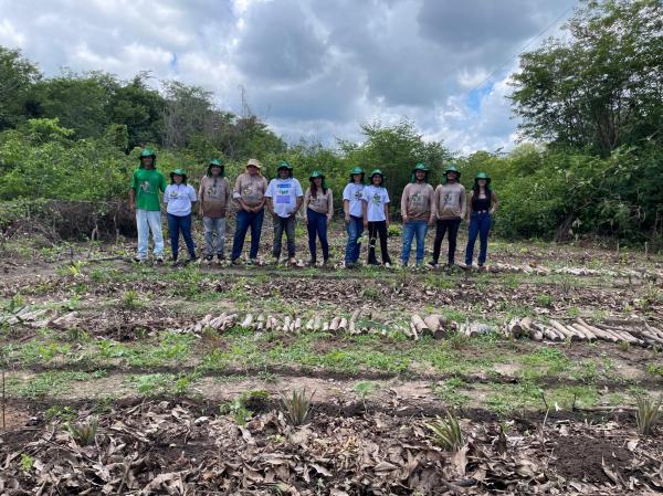 Participantes do projeto em &aacute;rea de implanta&ccedil;&atilde;o de sistema agroflorestal em comunidade atendida pela iniciativa. (Imagem:Divulga&ccedil;&atilde;o)
