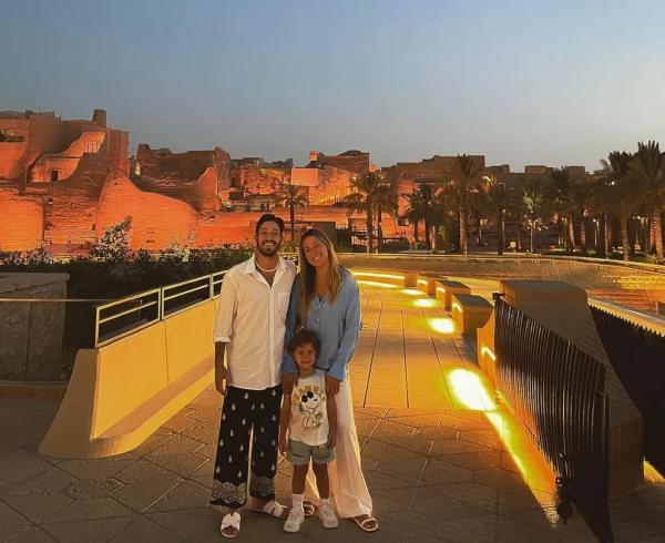 Carol Dantas, Vinicius Martinez e Valentin na Arábia Saudita.(Imagem:Reprodução/Instagram)