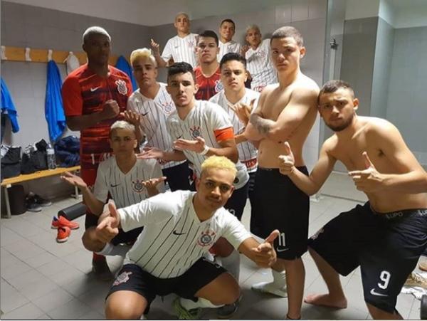 Jogadores do time sub-18 do futsal do Corinthians(Imagem:Reprodução)