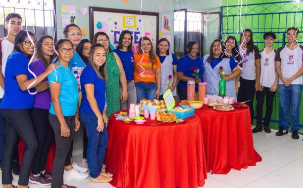 Alunos da Escola Pequeno Príncipe prestam homenagem às colaboradoras pelo Dia da Mulher(Imagem:Reprodução)