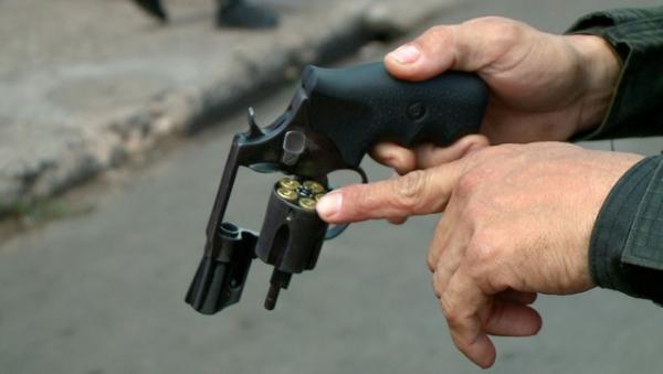 Arma utilizada pelo suspeito de assalto foi apreendida.(Imagem:TV Clube)