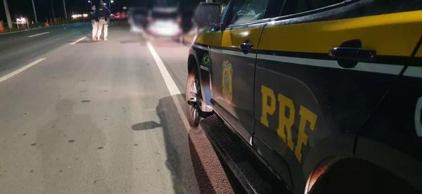 Dois são presos em flagrante ao tentar roubar carro com criança dentro e trocar tiros com a PRF em Teresina.(Imagem:Divulgação /PRF-PI)