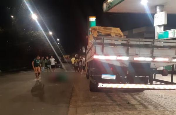 Motociclista morre após bater na traseira de caminhão estacionado na Zona Sul de Teresina.(Imagem:Divulgação/PRF)