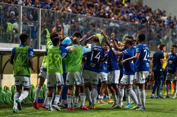 Jogadores do Cruzeiro comemoram gol de Eduardo Brock diante do Náutico.(Imagem:Alessandra Torres/AGIF)