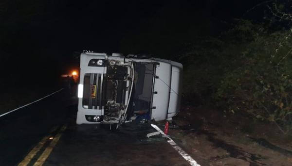 Homem fica gravemente ferido após carreta tombar no sul do Piauí.(Imagem:Divulgação/PRF)