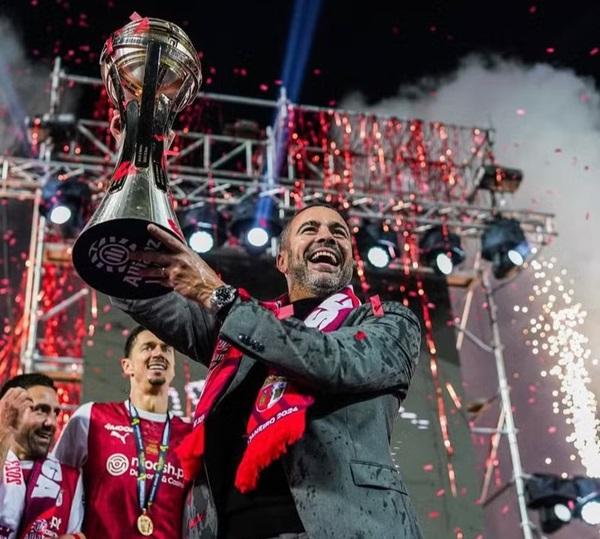 Artur Jorge com a Taça da Liga(Imagem:Braga)